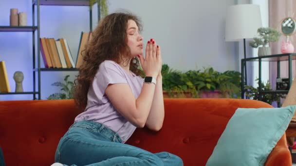 Lütfen Tanrım Yardım Genç Bayan Kollarını Kavuşturarak Dua Ediyor Yukarı — Stok video