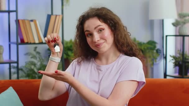 Brunett Kvinna Fastighetsmäklare Lyfta Hand Visar Nycklarna Till Nya Hem — Stockvideo