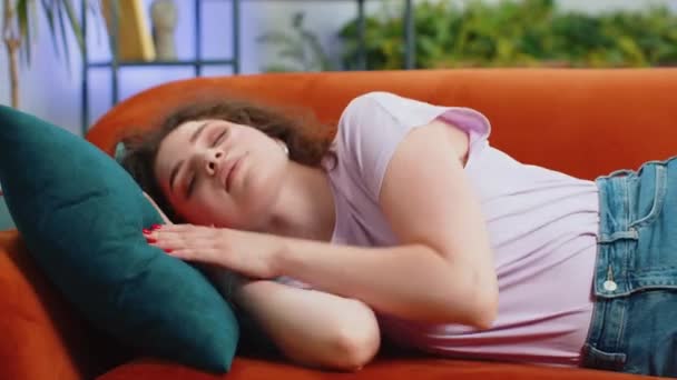 Zmęczona Młoda Kobieta Leżąca Łóżku Odpoczywająca Domu Salonie Beztroskie Drzemki — Wideo stockowe