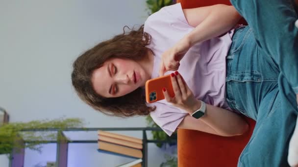 Heureuse Jeune Femme Utiliser Mobile Smartphone Dactylographie Navigation Dire Wow — Video