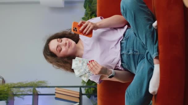 Familienhaushalt Planen Lächelnde Junge Frau Beim Geldzählen Smartphone Rechnungen Heimischen — Stockvideo