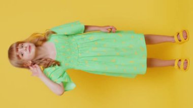 - Seni duyamıyorum. - Ne? Çocuk seni duymaya çalışıyor. Kafası karışmış, kaşlarını çatmış, daha yüksek bir ses için kolunu kulağının dibinde tutuyor. Tekrar etmek istiyor, bilgi almak istiyor, sağırlık istiyor. Ergen çocuklar. Dikey