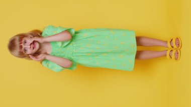 Sırlarımı sakla, sessiz ol. Genç liseli kız, el ele tutuşup dedikoduları sessizce yayıyor. Çocuk, sarı arka planda ilginç, gizli bir hikaye anlatıyor. Dikey