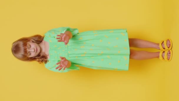Hey Sen Dikkatli Sarışın Kız Çocuğu Uyarısı Uyarıcı Bir Parmak — Stok video
