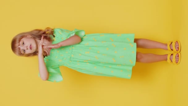 Obosit Grav Supărat Copil Tânăr Blonda Copil Care Arată Timp — Videoclip de stoc