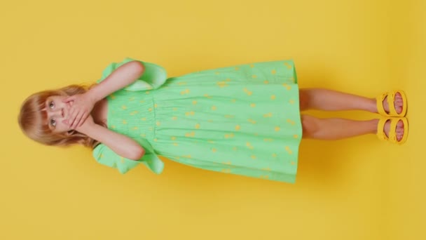 Voi Spune Nimănui Înspăimântată Fetiță Blondă Copil Închizând Gura Mâinile — Videoclip de stoc