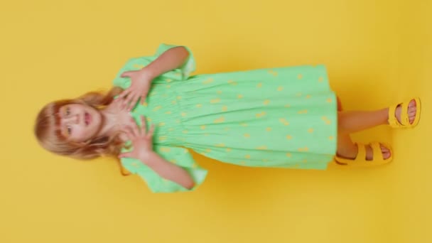 Tânăr Blonda Copil Fată Copil Jucând Joc Copilăresc Simțindu Siguranță — Videoclip de stoc