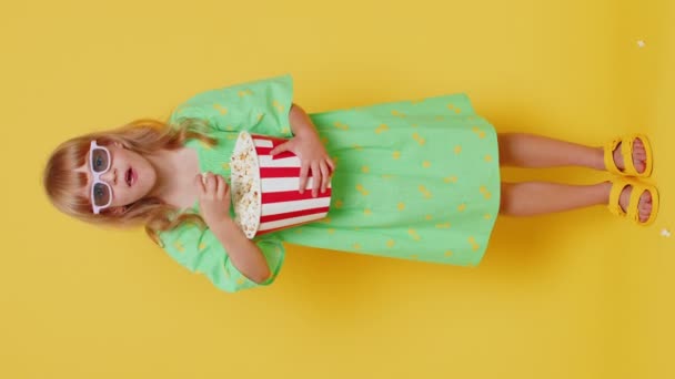 Fata Școală Drăguță Excitată Ochelari Care Mănâncă Popcorn Vizionând Seriale — Videoclip de stoc