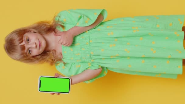 Sarışın Çocuk Elinde Yeşil Ekran Krom Tuşlu Akıllı Telefon Ile — Stok video