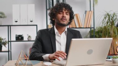Hintli iş adamı yazılım geliştirici şans diliyor dizüstü bilgisayar üzerinde çalışırken kaybediyor kötü haberler karşısında şaşırıyor, ev ofisteki servet kaybı. Son teslim tarihi, iflas. Serbest Çalışan Adam