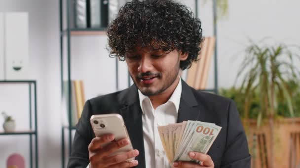 Szczęśliwy Bogaty Indiański Brodaty Biznesmen Liczący Pieniądze Gotówce Skorzystaj Aplikacji — Wideo stockowe