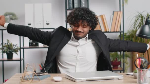 Der Bärtige Indische Geschäftsmann Arbeitet Freiberuflich Heimischen Büroarbeitsplatz Laptop Professionelle — Stockvideo