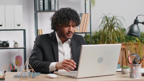 Ερεθισμένος Κουρασμένος Ινδός Επιχειρηματίας Ενώ Εργάζεται Φορητό Υπολογιστή Απρόσμενο Online — Αρχείο Βίντεο