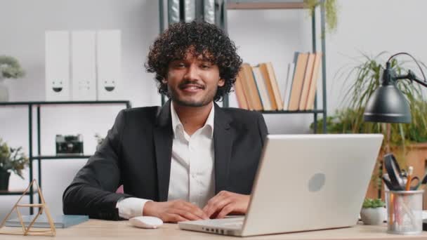 Dzień Dobry Indyjski Biznesmen Pracujący Laptopie Uśmiechnięty Przyjazny Przed Kamerą — Wideo stockowe