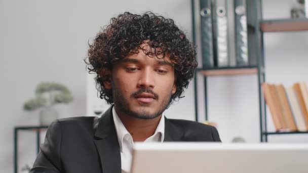 Zbliżenie Portret Indyjski Brodaty Biznesmen Twarz Freelancer Domu Biuro Pracy — Wideo stockowe