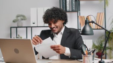 Hintli iş adamı zarfı açıp mektubu okuyor. Kariyer büyümesi terfi, banka kredisi onayı, para ödülüne başarılı giriş, uzun zamandır beklenen davet, harika haber, piyango oyunu kazanmak