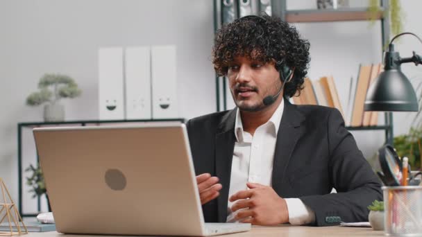 Indischer Geschäftsmann Der Laptop Arbeitet Und Headset Trägt Freiberufler Callcenter — Stockvideo