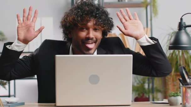 Indiska Affärsman Gömmer Sig Bakom Laptop Dator Gör Roliga Ansikte — Stockvideo