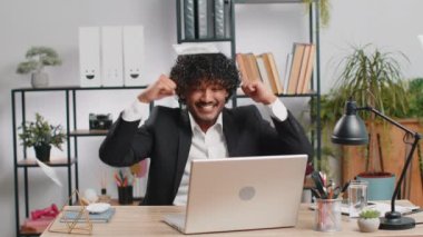 Para nakit yağmuru mutlu Hintli işadamının üzerine yağıyor başarıyı kutluyor, gol başarısı kazanıyor iyi haber piyango ikramiyesi kazanıyor ev işyeri çalışma masasında. Kariyer büyür. Takım elbiseli adam.