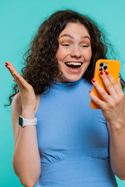 Ευτυχισμένος Ενθουσιασμένος Γυναίκα Κορίτσι Χρήση Smartphone Πληκτρολογώντας Περιήγηση Φωνάζοντας Wow — Φωτογραφία Αρχείου