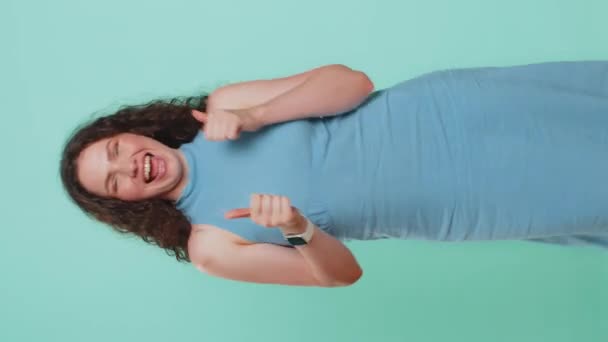 Neşeli Bir Kadın Bağırıyor Kol Hareketi Yapıyor Başarıyı Kutluyorum Kazanıyorum — Stok video