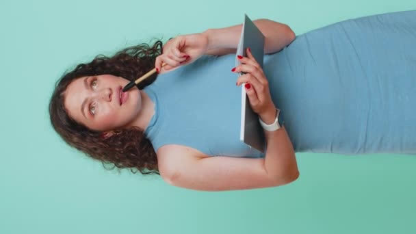 Düşünceli Gazeteci Kadın Notlar Alıyor Defterine Kalemle Düşünceler Yazıyor Liste — Stok video