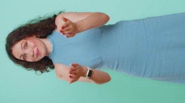 Gel bana, sana sarılmak istiyorum. Genç bayan ellerini aç ve sana sarıl. Hoş bir ifade, aşk duyguları, gururlu, memnun. Mavi stüdyo arka planında izole edilmiş bir kız. Yaşam tarzları. Dikey