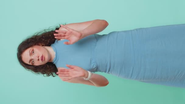 Var Försiktig Långsamt Ung Kvinna Varning Med Förmanande Finger Gest — Stockvideo