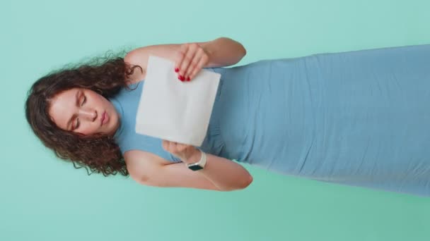 Молода Жінка Відкриває Конверт Виймаючи Лист Читає Почуття Щасливе Кар — стокове відео