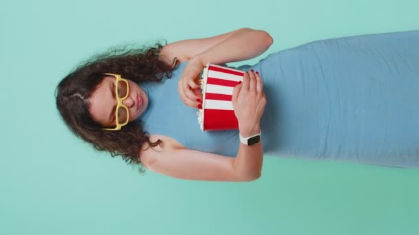 Opgewonden Jonge Vrouw Bril Eten Popcorn Kijken Naar Interessante Serie — Stockvideo