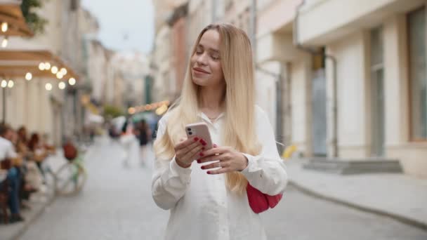 Uśmiechnięta Blondynka Używająca Smartfona Wpisująca Wiadomości Tekstowe Przeglądająca Internet Kończąca — Wideo stockowe