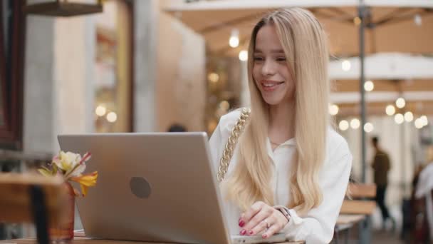 Retrato Mulher Jovem Loira Usando Laptop Ter Vídeo Chamada Chat — Vídeo de Stock