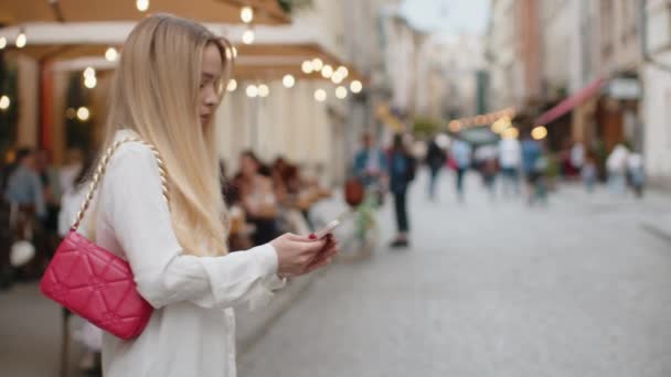 Turystyczny Podróżnik Blondynka Młoda Kobieta Pomocą Smartfona Wpisując Wiadomości Tekstowe — Wideo stockowe