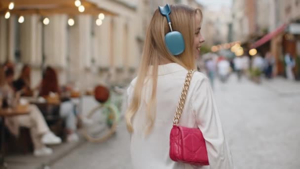 Вид Сзади Блондинку Туристку Прогуливающуюся Европейской Улице Ищущую Дорогу Вид — стоковое видео