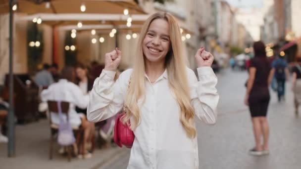 Porträt Einer Blonden Jungen Frau Die Schreit Erfolge Feiert Gewinnt — Stockvideo