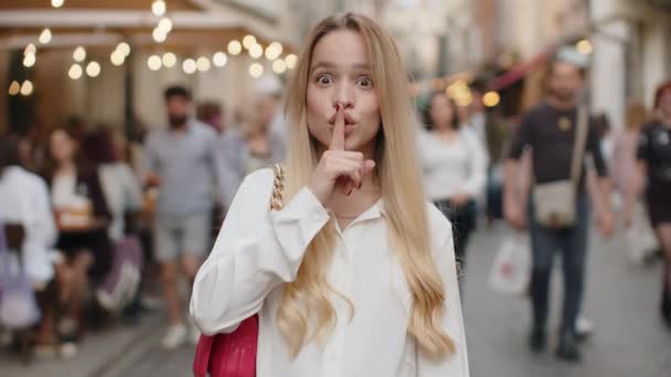 Будь Ласка Замовкни Блондинка Молода Жінка Натискає Індексний Палець Губи — стокове відео