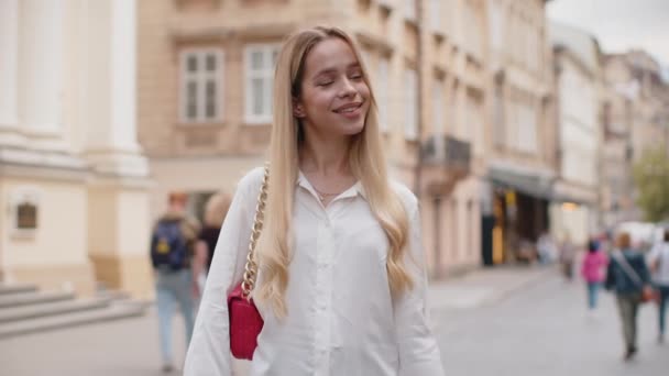 Przemyślana Młoda Kobieta Pokazująca Puste Miejsce Reklamowe Dla Komercyjnego Tekstu — Wideo stockowe