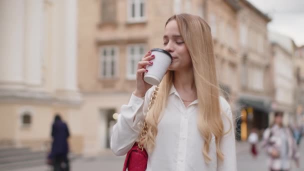 Счастливая Блондинка Наслаждающаяся Утренним Горячим Кофе Улыбающаяся Улице Расслабляюсь Делаю — стоковое видео