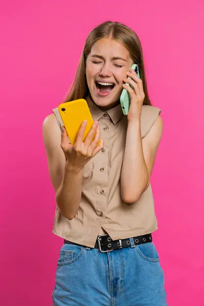 Femeia Stresată Nervoasă Iritată Care Vorbește Țipând Două Telefoane Mobile — Fotografie, imagine de stoc