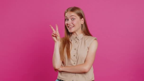 Mujer Joven Mostrando Signo Victoria Con Esperanza Éxito Ganar Haciendo — Vídeos de Stock