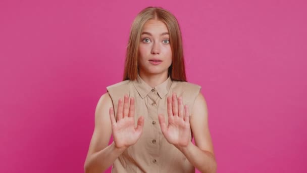 要小心 慢慢地 年轻女人用警告的手势警告 训斥和忠告 以避免危险的不赞成信号 被粉色背景隔离的女孩 — 图库视频影像
