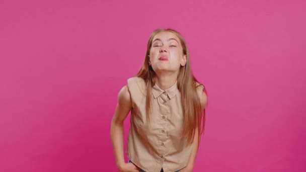 Munter Sjov Ung Kvinde Viser Tunge Gør Ansigter Kameraet Fjoller – Stock-video