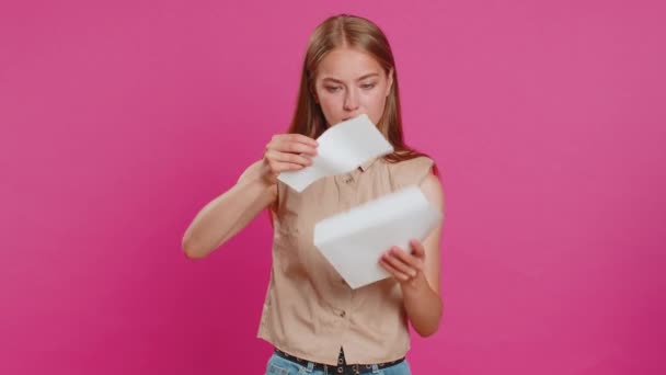 Junge Frau Öffnet Umschlag Herausnehmen Brief Liest Fühlen Sich Glücklich — Stockvideo
