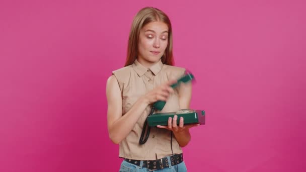 Hej Zavolej Zpátky Mladá Žena Mluví Pevné Lince Číslo Reklamní — Stock video