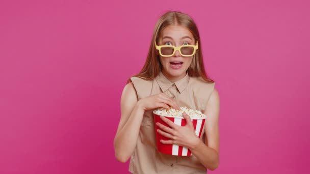 Возбужденная Молодая Женщина Очках Ест Попкорн Смотрит Интересный Телевизионный Сериал — стоковое видео