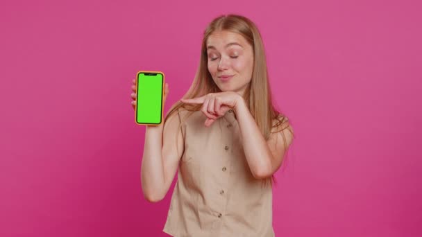 Jeune Développeur Femme Affaires Tenir Smartphone Avec Écran Vert Chroma — Video