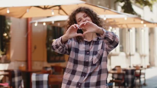 Aime Jeune Femme Fait Symbole Amour Montrant Signe Coeur Caméra — Video