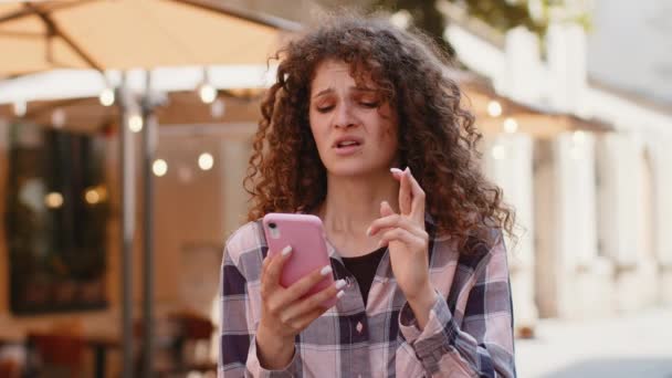 Söt Ung Kvinna Använder Smartphone Skriva Bläddra Förlorar Blir Förvånad — Stockvideo