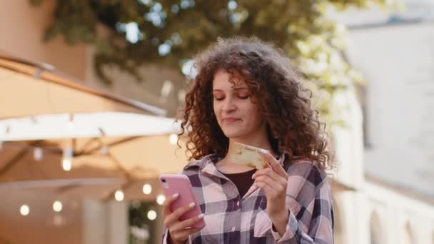 Piękna Kobieta Przy Użyciu Karty Kredytowej Smartfona Podczas Przelewu Pieniędzy — Wideo stockowe