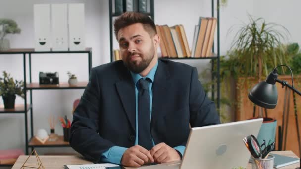 Dont Know What Say Confused Business Man Working Laptop Office — Vídeo de Stock